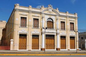 Sindicato convida servidores para duas peças no Theatro