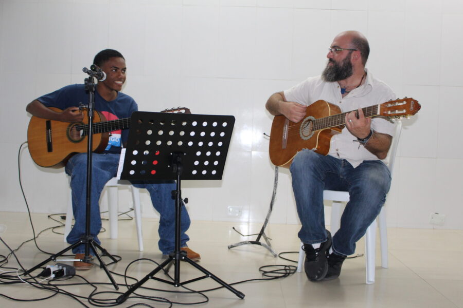 Alunos de violão se apresentam no salão social do sindicato